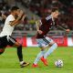 El futbolista hispano-argentino Alejandro Garnacho, del Aston Villa (d), durante el partido amistoso disputado por su equipo en Yakarta este sábado frente al Indonesia All Stars. EFE/ MAST IRHAM