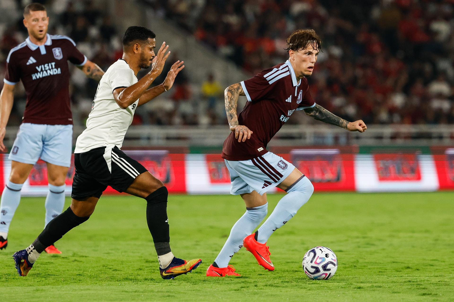 El futbolista hispano-argentino Alejandro Garnacho, del Aston Villa (d), durante el partido amistoso disputado por su equipo en Yakarta este sábado frente al Indonesia All Stars. EFE/ MAST IRHAM