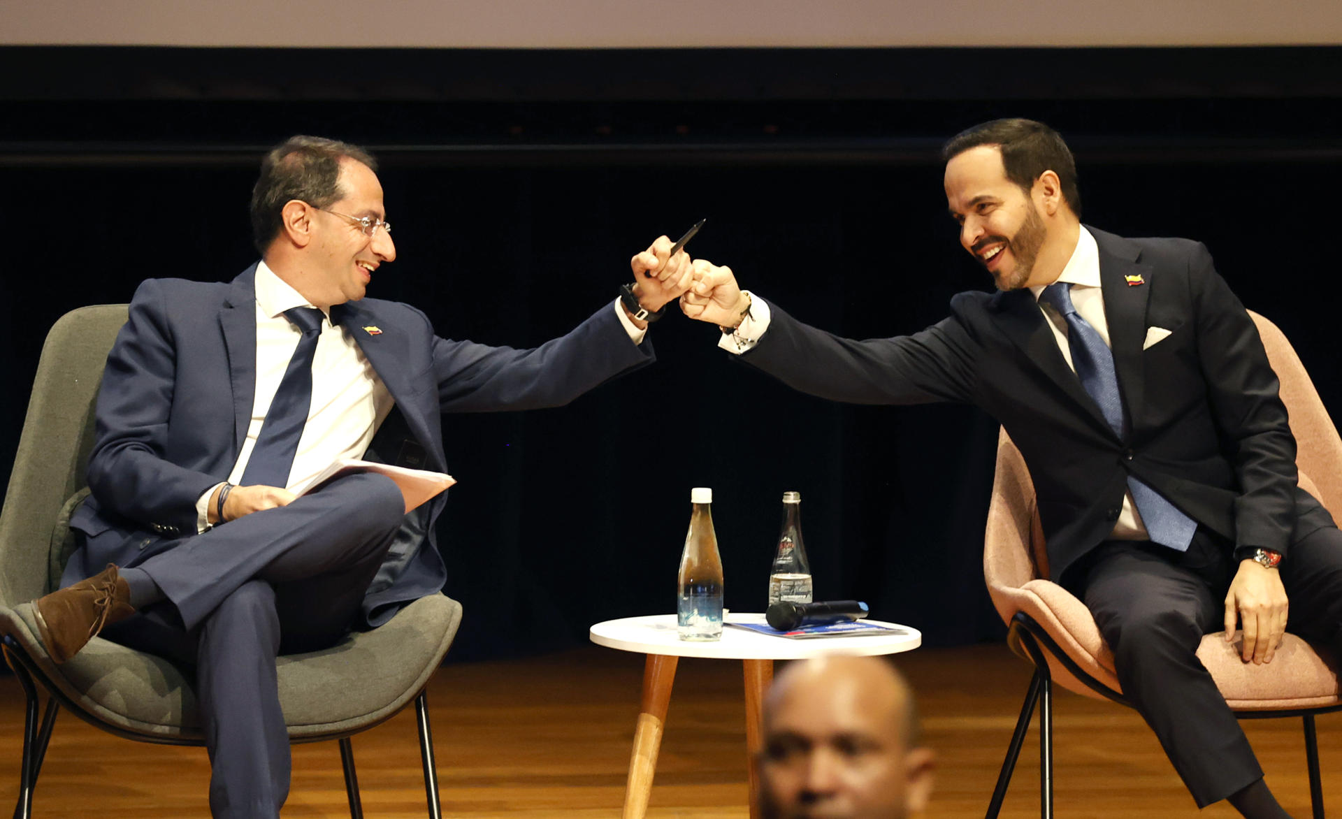 Fotografía de archivo, tomada el pasado 24 de julio, en la que se captó al presidente electo de Colombia, Abelardo de la Espriella (d), al saludar a su vicepresidente, José Manuel Restrepo, durante el evento 'CAF, un aliado estratégico de Colombia 2026-2030', en Medellín (Colombia). EFE/Mauricio Dueñas