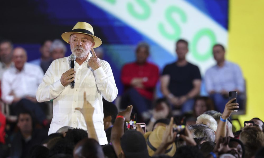 El presidente de Brasil, Luiz Inácio Lula da Silva, reacciona en la convención nacional del Partido de los Trabajadores de Brasil (PT) este domingo, en Sao Paulo (Brasil).EFE/ Sebastiao Moreira