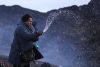 Una persona participa en un ritual con motivo del inicio del mes de la Pachamama este sábado, en La Cumbre en (Bolivia). EFE/ Gabriel Márquez
