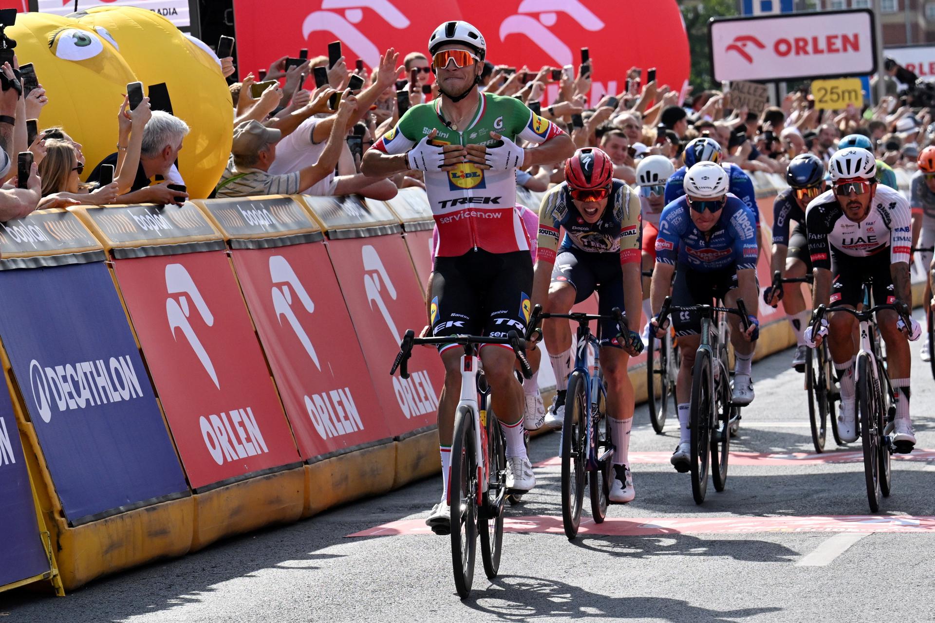 El italiano Jonathan Milan, del equipo Lidl – Trek, ganó la primera etapa del Tour de Polonia, disputada este lunes entre Gdynia y Koszalin, mientras que el español Iván García Cortina quedó en sexta posición.. EFE/EPA/Adam Warzawa
