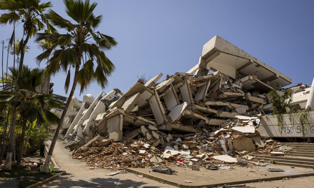 Fotografía del 30 de julio de 2026 que muestra escombros de edificios destruidos por los terremotos del 24 junio, en Caraballeda (Venezuela). EFE/ Miguel Gutiérrez