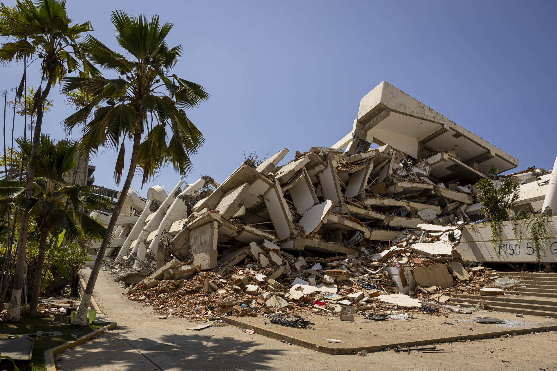 Fotografía del 30 de julio de 2026 que muestra escombros de edificios destruidos por los terremotos del 24 junio, en Caraballeda (Venezuela). EFE/ Miguel Gutiérrez