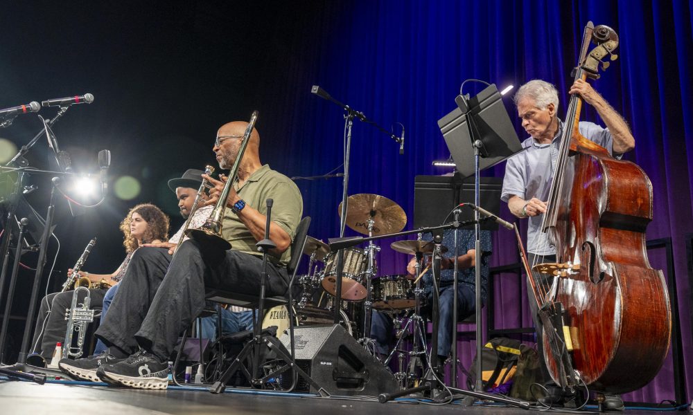 Músicos se presentan en el marco de la celebración de los 125 años de Louis Armstrong este lunes, en el Bronx Music Hall, en Nueva York (Estados Unidos). EFE/ Angel Colmenares