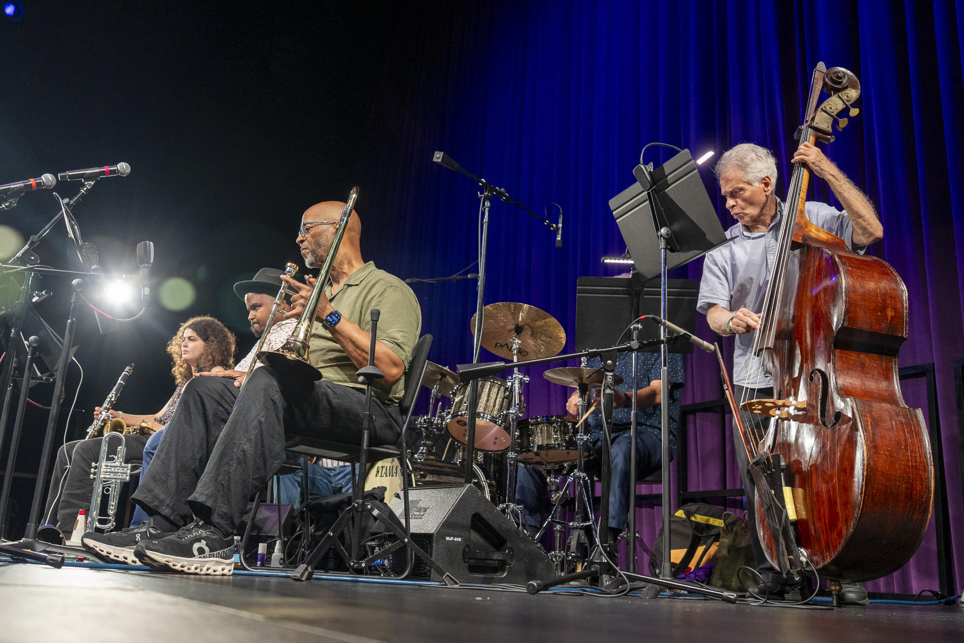 Músicos se presentan en el marco de la celebración de los 125 años de Louis Armstrong este lunes, en el Bronx Music Hall, en Nueva York (Estados Unidos). EFE/ Angel Colmenares
