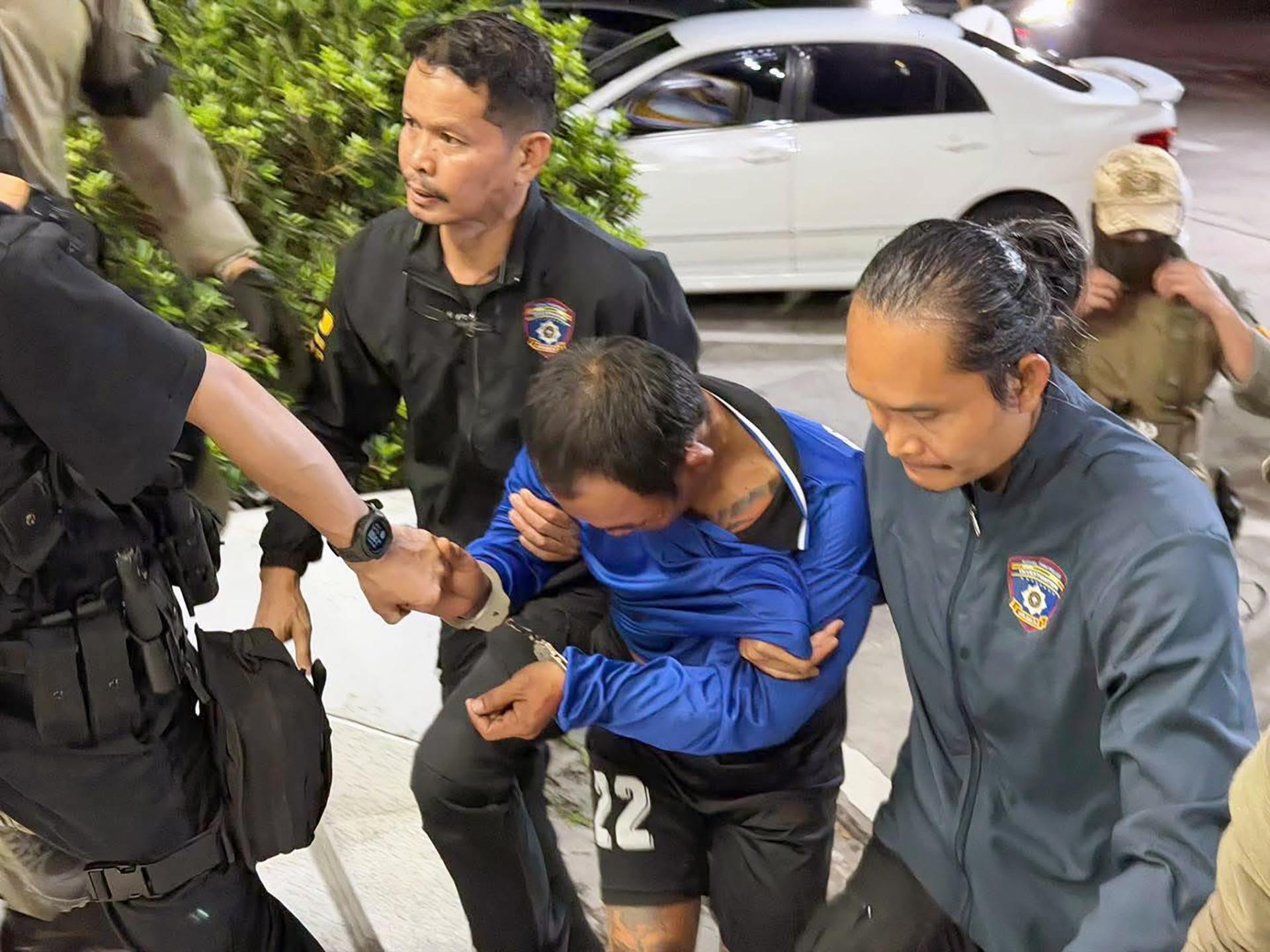 Chonburi (Thailand), 01/08/2026.- Fotografía cedida por la Policía Provincial de la Región 2 de Tailandia muestra el traslado de dos sospechosos de los asesinatos de cinco personas cerca de la turística Pattaya, incluidos dos hermanos rusos. EFE/EPA/PROVINCIAL POLICE REGION 2 / HANDOUT HANDOUT EDITORIAL USE ONLY/NO SALES