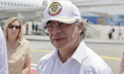 El presidente de Colombia, Gustavo Petro, da declaraciones para hacer un llamado a establecer pactos que lleven a construir soluciones para los problemas comunes de la humanidad y de América antes de salir este sábado, del aeropuerto internacional José Martí en La Habana (Cuba). EFE/ Norlys Perez POOL
