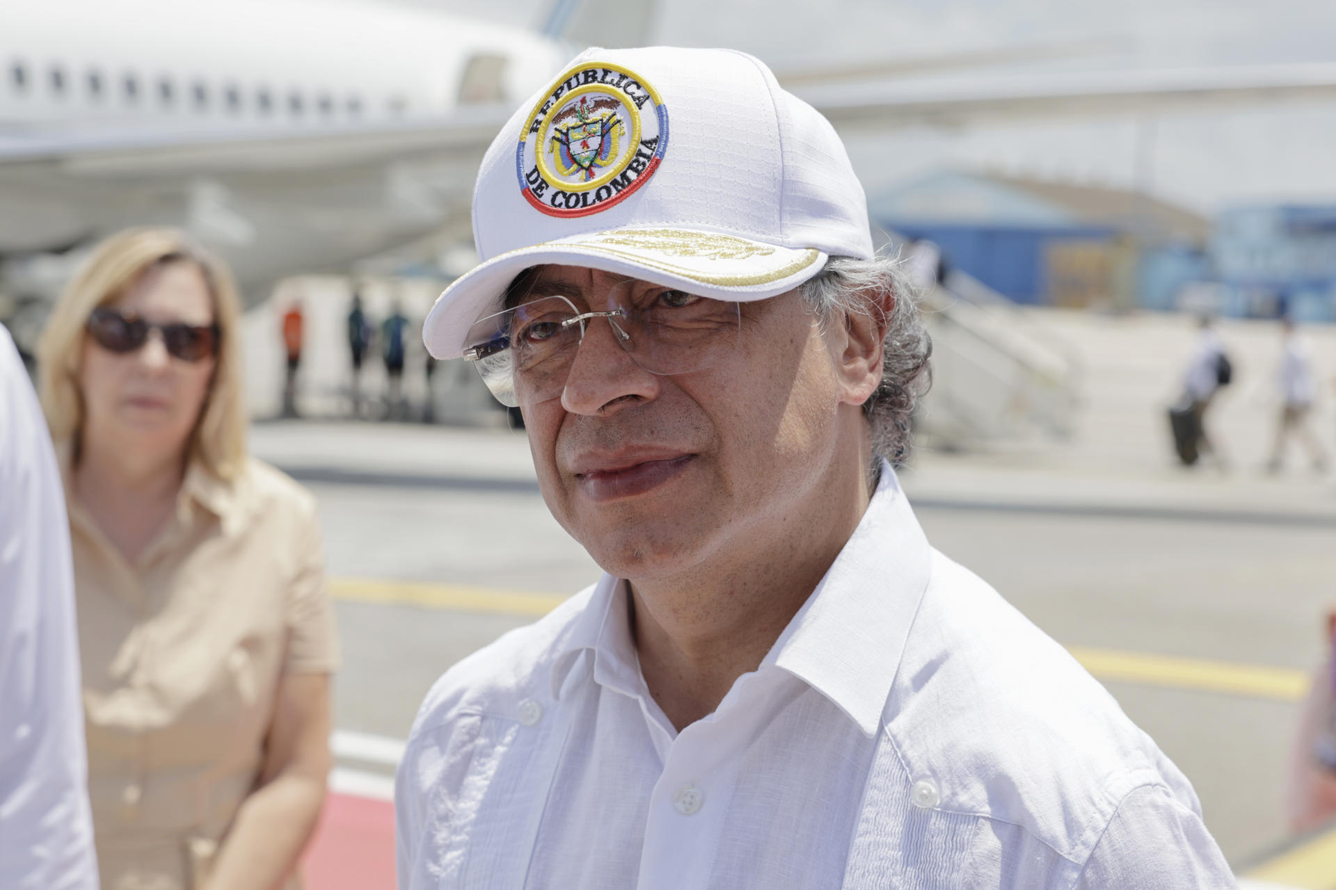 El presidente de Colombia, Gustavo Petro, da declaraciones para hacer un llamado a establecer pactos que lleven a construir soluciones para los problemas comunes de la humanidad y de América antes de salir este sábado, del aeropuerto internacional José Martí en La Habana (Cuba). EFE/ Norlys Perez POOL