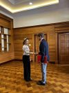 La derrocada líder birmana, Aung San Suu Kyi (izquierda), durante una reciente reunión con el Arnaud de Baecque, representante del Comité Internacional de la Cruz Roja (CICR) en Birmania, según las fotografías cedidas por el gobierno militar birmano.
EFE/EPA/PPIB / HANDOUT HANDOUT EDITORIAL USE ONLY/NO SALES
