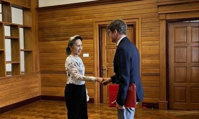 La derrocada líder birmana, Aung San Suu Kyi (izquierda), durante una reciente reunión con el Arnaud de Baecque, representante del Comité Internacional de la Cruz Roja (CICR) en Birmania, según las fotografías cedidas por el gobierno militar birmano.
EFE/EPA/PPIB / HANDOUT HANDOUT EDITORIAL USE ONLY/NO SALES