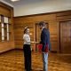 La derrocada líder birmana, Aung San Suu Kyi (izquierda), durante una reciente reunión con el Arnaud de Baecque, representante del Comité Internacional de la Cruz Roja (CICR) en Birmania, según las fotografías cedidas por el gobierno militar birmano.
EFE/EPA/PPIB / HANDOUT HANDOUT EDITORIAL USE ONLY/NO SALES