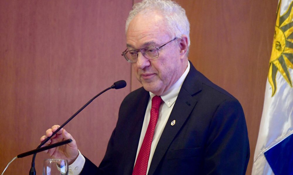 El ministro de Relaciones Exteriores de Uruguay, Mario Lubetkin, habla durante el 'Diálogo Regional sobre el Futuro Liderazgo de las Naciones Unidas' este lunes, en Montevideo (Uruguay). EFE/ STR