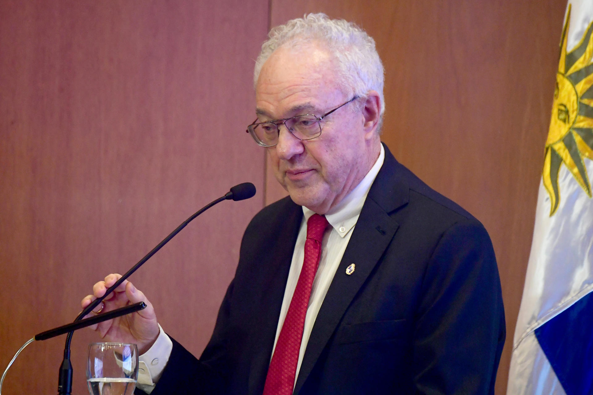 El ministro de Relaciones Exteriores de Uruguay, Mario Lubetkin, habla durante el 'Diálogo Regional sobre el Futuro Liderazgo de las Naciones Unidas' este lunes, en Montevideo (Uruguay). EFE/ STR