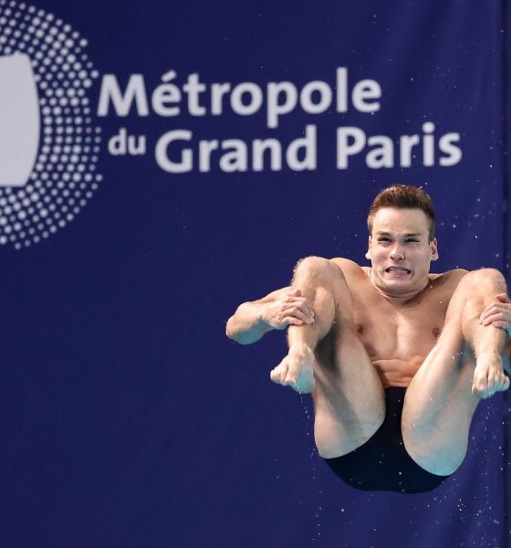 El alemán Moritz Wesemann revalidó el título de campeón continental que conquistó el pasado año en Antalya, tras imponerse este sábado en la final de trampolín de 1 metro de los Europeos de París con un espectacular salto final. EFE/EPA/TERESA SUAREZ