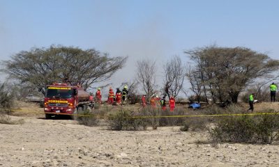 Fotografía de archivo de integrantes de los Bomberos de Nazca operan en la zona donde una avioneta que sobrevolaba sobre las Líneas de Nazca se estrelló y dejó trece personas fallecidas, entre ellos 11 turistas en la municipalidad provincial de Nazca (Perú). EFE/Victor Quilca