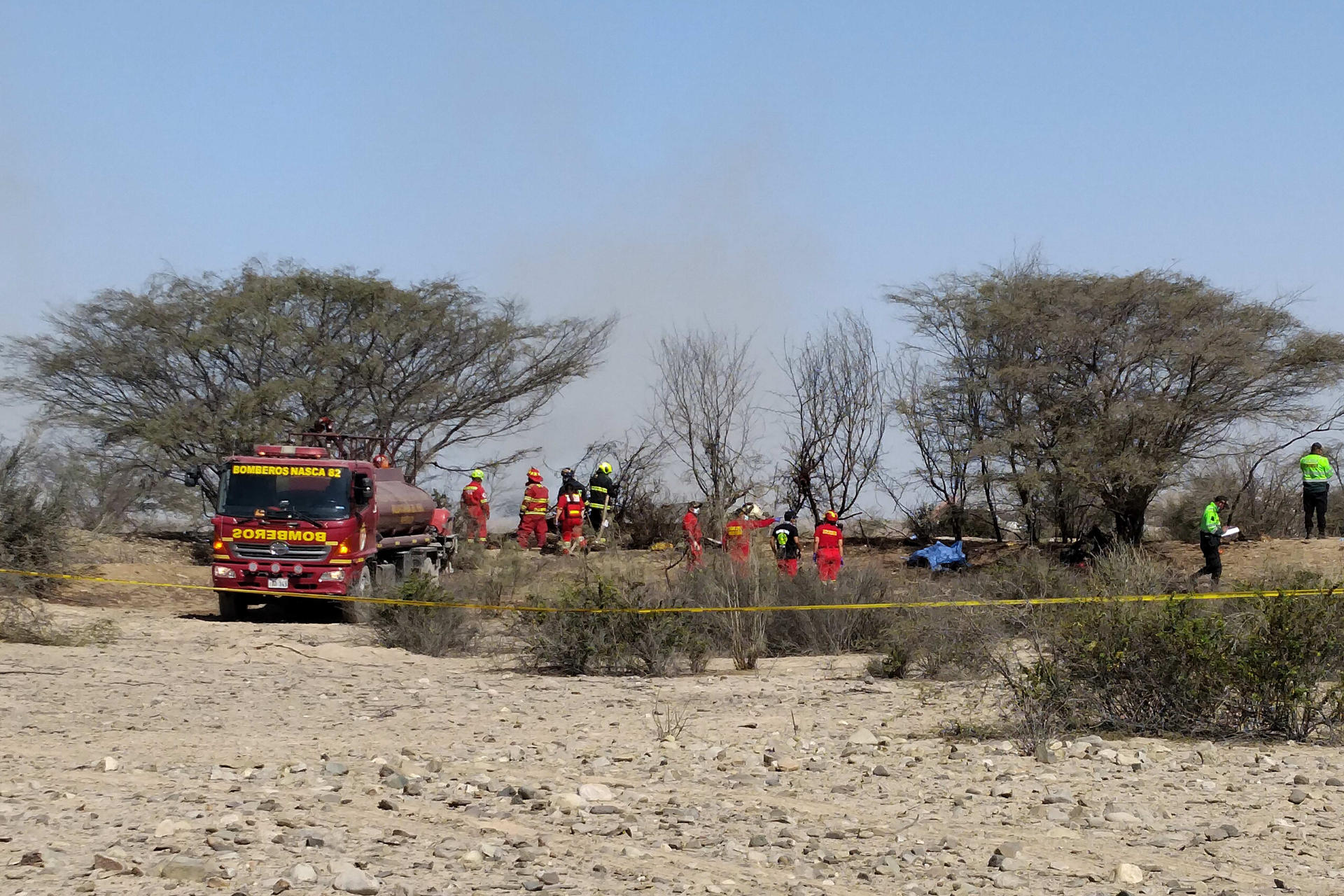 Fotografía de archivo de integrantes de los Bomberos de Nazca operan en la zona donde una avioneta que sobrevolaba sobre las Líneas de Nazca se estrelló y dejó trece personas fallecidas, entre ellos 11 turistas en la municipalidad provincial de Nazca (Perú). EFE/Victor Quilca