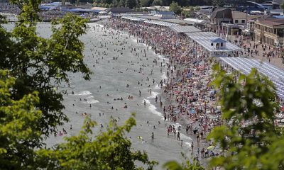 Imagen de archivo de una playa en Arjipo-Ósipovka, en la sureña región de Krasnodar, a orillas del mar Negro, donde la caída de un dron derribado por las defensas antiaéreas rusas ha matado a cuatro personas. EFE/EPA/MAXIM SHIPENKOV