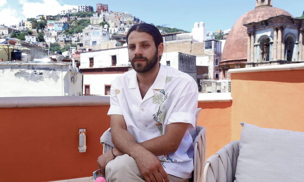 El actor palestino Karim Daoud Anay habla durante una entrevista con EFE este viernes, en Guanajuato (México). EFE/Luis Ramírez