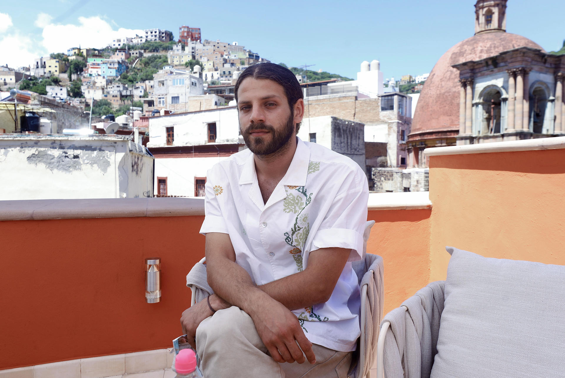 El actor palestino Karim Daoud Anay habla durante una entrevista con EFE este viernes, en Guanajuato (México). EFE/Luis Ramírez