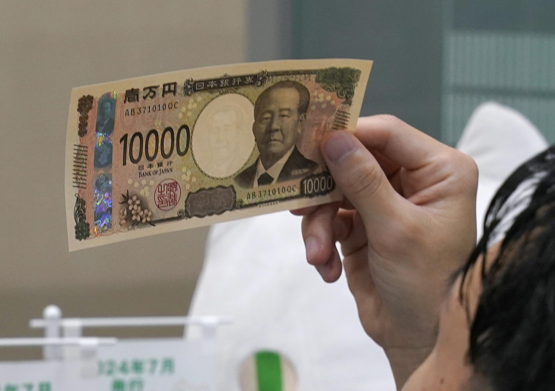 Archivo - Saitama (Japón), 03/07/2024.- Un vendedor inspecciona la holografía 3D de un nuevo billete de 10.000 yenes japoneses en la sede del Banco Saitama Resona, en Saitama, al norte de Tokio. EFE/EPA/KIMIMASA MAYAMA